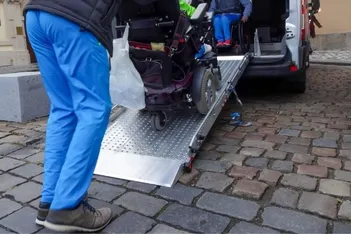 ماشین حمل معلولین چیست؟