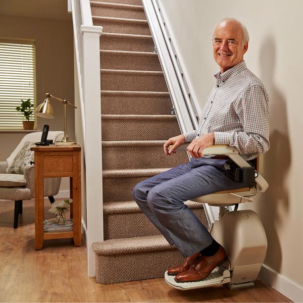 بالابردن سالمند از پله