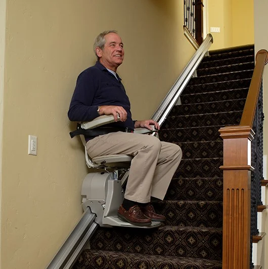 روش بالابردن سالمند از پله